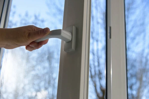 Mavi gökyüzü arka planında plastik bir pencere açar. Tek yönlü pencere.