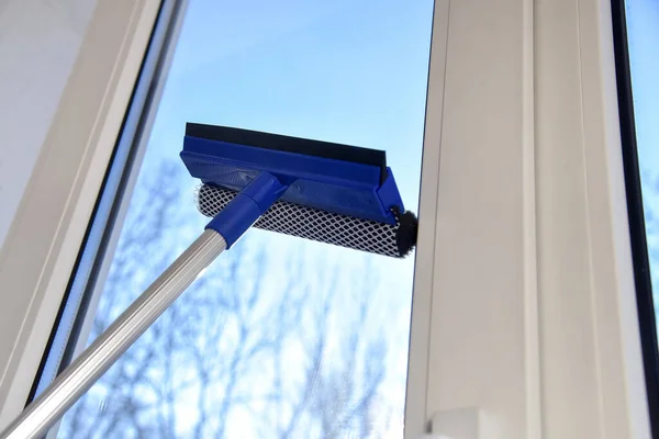 Rengöring Vinylplastfönster Blå Himmel Bakgrund Squeegee Verktyg — Stockfoto