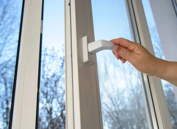 Hand Öppnar Vinyl Plastfönster Blå Himmel Vinter Bakgrund Enkelt Fönster — Stockfoto