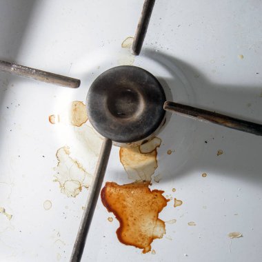Temizlik konseptinden önce mutfak odasında kirli gaz ocağı ocakları. Kirli gaz ocağını kapat..