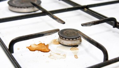 Temizlik konseptinden önce mutfak odasında kirli gaz ocağı ocakları. Kirli gaz ocağını kapat..