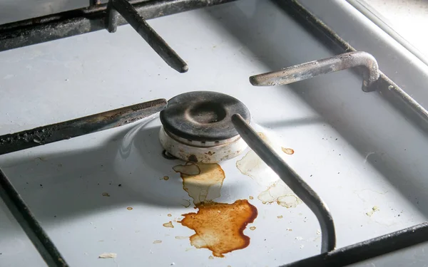 クリーニングの概念の前にキッチンルームで汚れたガスストーブのバーナー 汚いガス調理器の閉鎖 — ストック写真