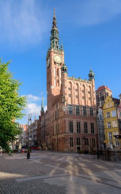 Gdansk, Polonya - 1 Haziran 2019: Polonya 'nın Gdansk kentindeki Dlugi Targ kentinden Gdansk Main Town Hall' un (Ratusz) genel görünümü