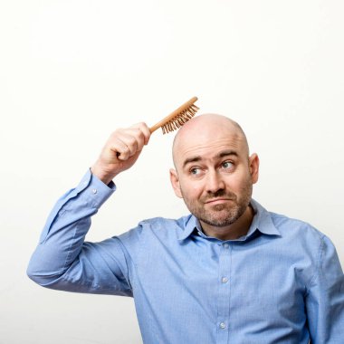 beyaz saç fırçası çalışan kel adam karıştı