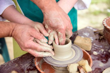 Ukraynalı geleneksel el yapımı seramik tencereler. Kavanoz imalatı sırasında çömlekçi çarkında ustanın eli.
