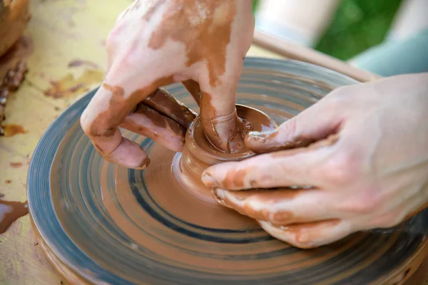 Verkstad Ukrainska Traditionella Handgjorda Keramiska Krukor Hjulet Hand Master Keramik — Stockfoto