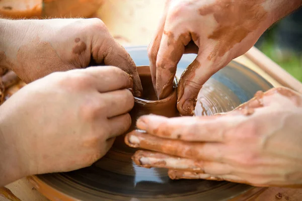 Verkstad Ukrainska Traditionella Handgjorda Keramiska Krukor Hjulet Hand Master Keramik — Stockfoto