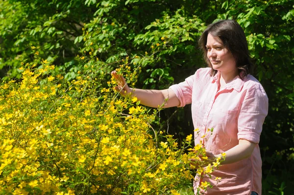 Femme travaille dans le jardin — Photo