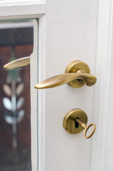 キーを持つ真鍮のドア ハンドル — ストック写真