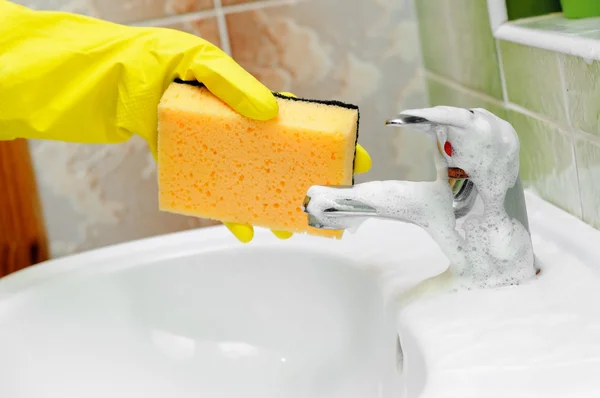 Washstand faucet cleaning — Stock Photo, Image