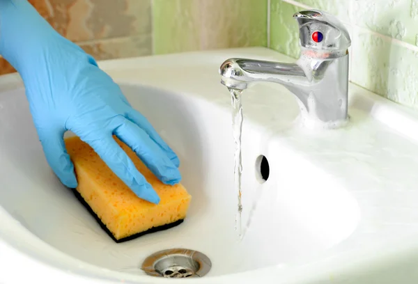 Washstand faucet cleaning — Stock Photo, Image