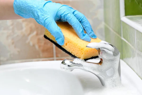 Washstand faucet cleaning — Stock Photo, Image