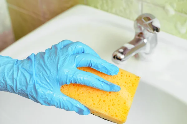 Washstand faucet cleaning — Stock Photo, Image