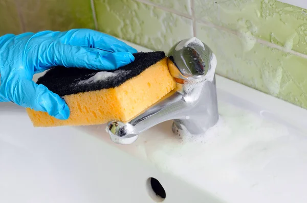 Washstand faucet cleaning — Stock Photo, Image