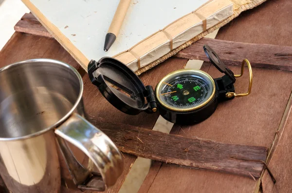 Taza de café con brújula y bloc de notas — Foto de Stock