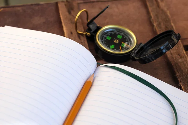 Compass and notepad with pen — Stock fotografie