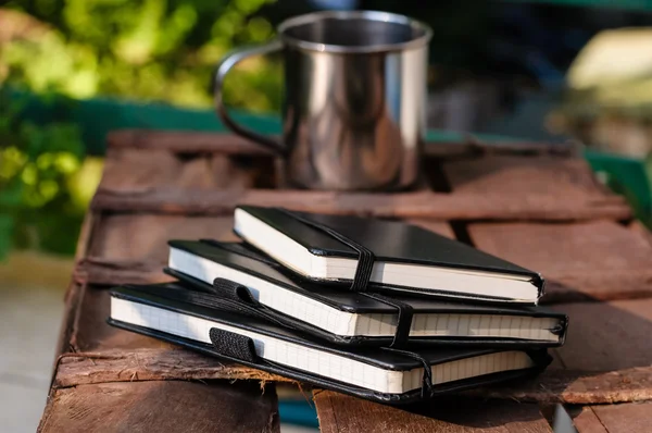 Tazza di caffè con blocco note — Foto Stock