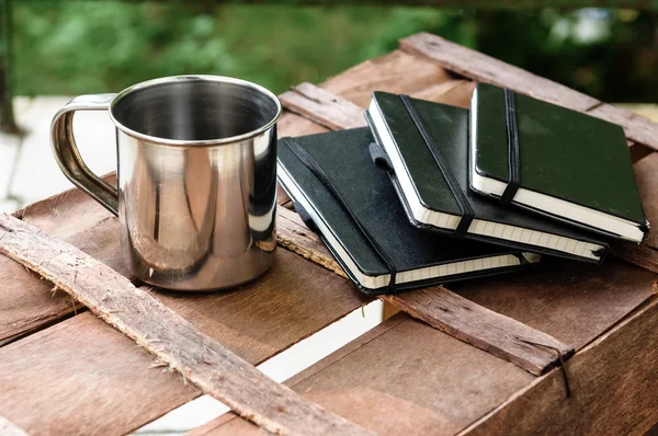 Tasse Kaffee mit Notizblöcken — Stockfoto