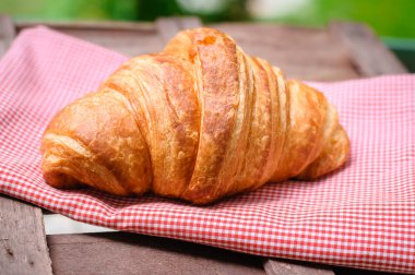 kruvasan kahverengi ahşap masa üzerinde