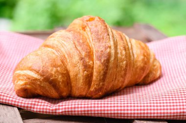 kruvasan kahverengi ahşap masa üzerinde