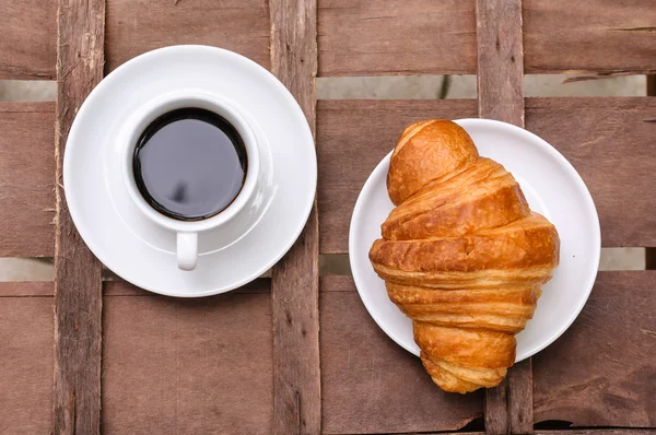 Cup of coffee with croissant — Stock Photo, Image