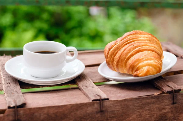 Cup of coffee with croissant — Stock Photo, Image