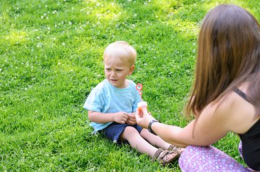 Bahçede ağlayan çocuk