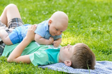 Bahçe içinde iki erkek