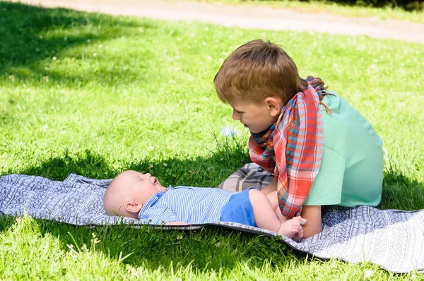 Twee jongens in tuin — Stockfoto