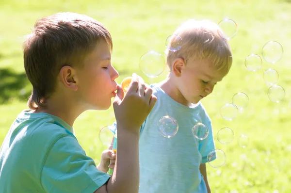 Dwóch chłopców grających w ogrodzie — Zdjęcie stockowe