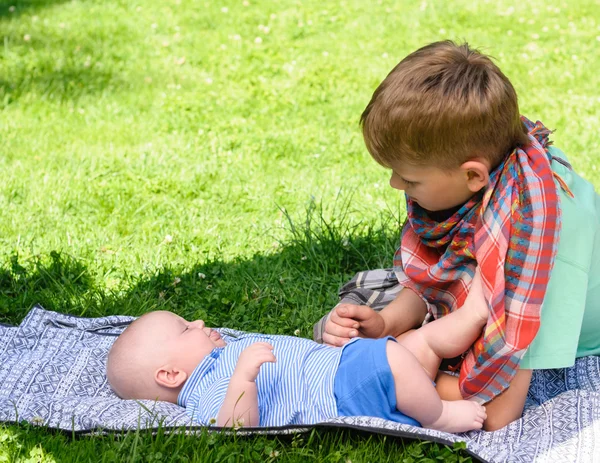 Twee jongens in tuin — Stockfoto