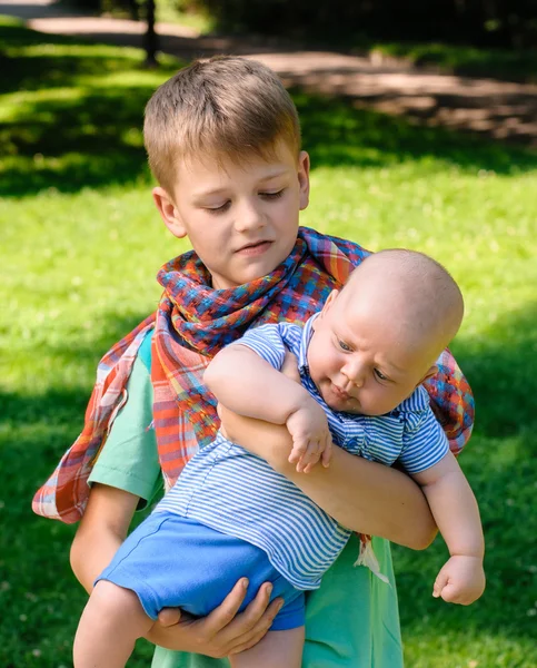 Twee jongens in tuin — Stockfoto