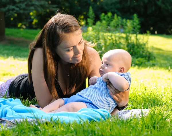 Madre con el niño recién nacido — Foto de Stock