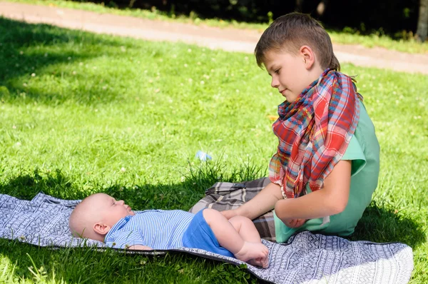 Twee jongens in tuin — Stockfoto