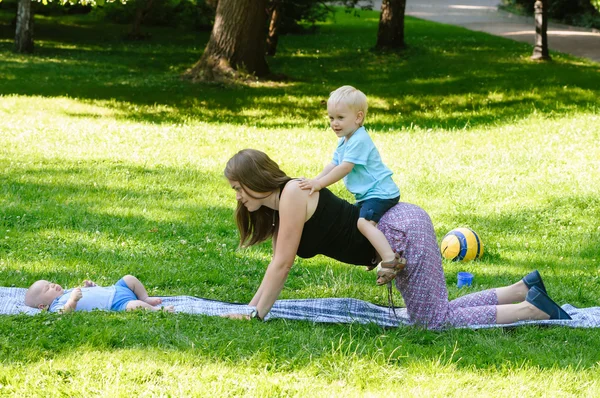 Madre con hijos — Foto de Stock