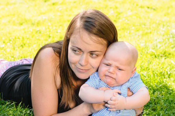 Madre con el niño recién nacido — Foto de Stock