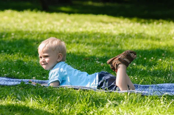 Spelen van de jongen — Stockfoto