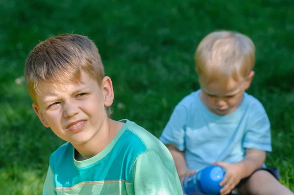 Trieste jongen in tuin — Stockfoto