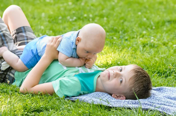 Twee jongens in tuin — Stockfoto