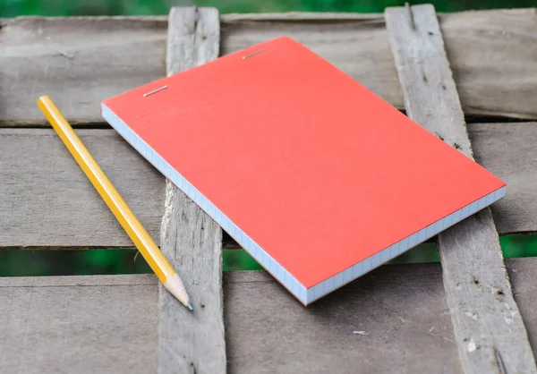 Kladblok met pen — Stockfoto