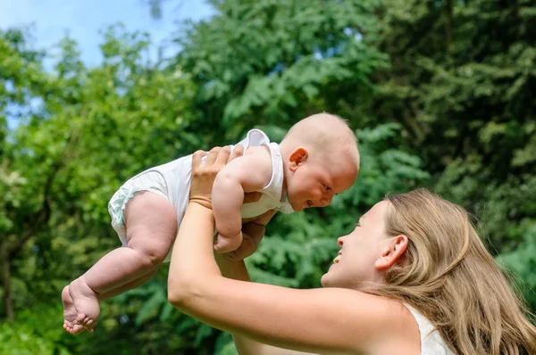 Madre con el niño recién nacido — Foto de Stock