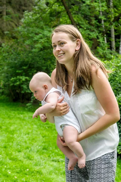 Madre con el niño recién nacido — Foto de Stock