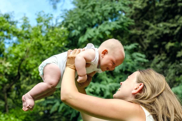 生まれたばかりの子供を持つ母 — ストック写真