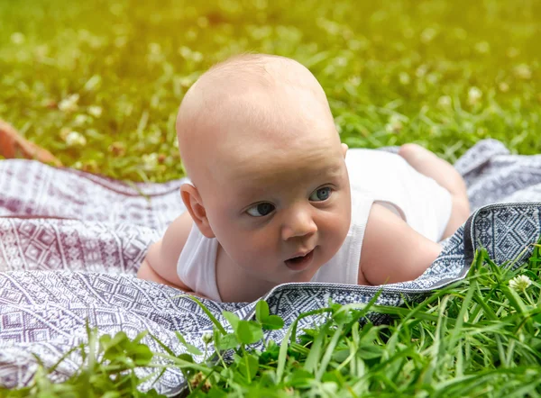 Baby in park — Stockfoto