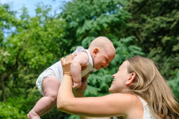 Madre con el niño recién nacido — Foto de Stock