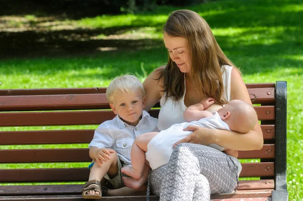 Mãe com bebê e filho recém-nascidos Imagens De Bancos De Imagens