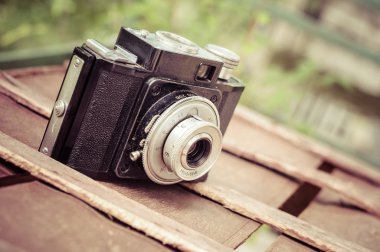 ahşap arka plan üzerinde Retro kamera
