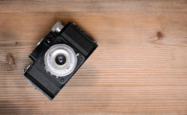 Macchina fotografica retrò su sfondo di legno — Foto Stock