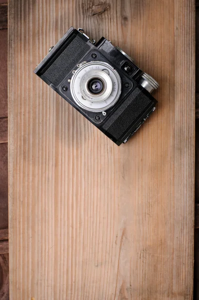 Câmera retro em fundo de madeira — Fotografia de Stock