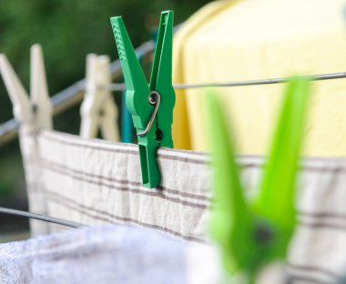 Çamaşırhane pimleri ve askı elbise